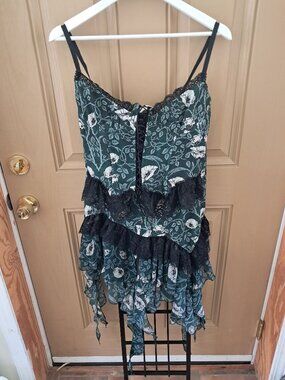 Widow Green Floral Print top w midi skirt.